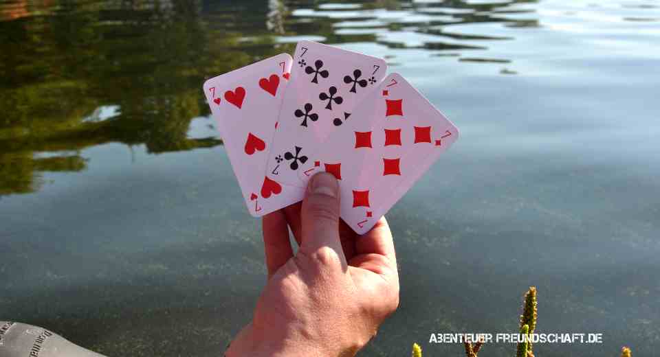 Das Kartenspiel Schwimmen kann man nicht nur am See spielen