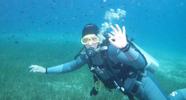 During an introductory diving course you also learn the most important hand signals of the diving language 