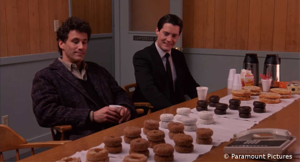 Serienabend mit Twin Peaks und natürlich Donuts, Kaffee und Kirschkuchen