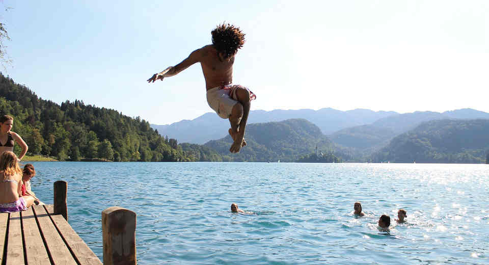 Avoid jumping into cold water at the swimming lake in summer for summer health and safety reasons