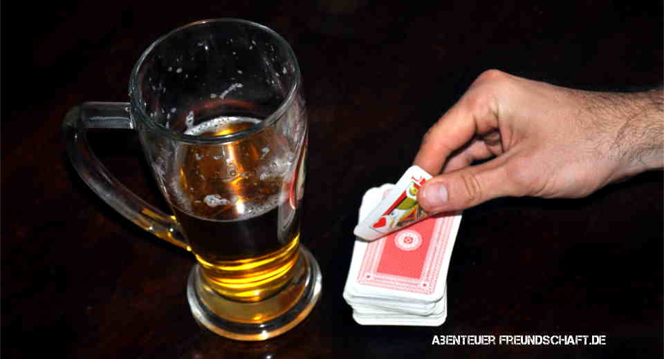 Eines der kreativsten Trinkspiele mit Karten ist Kings Cup