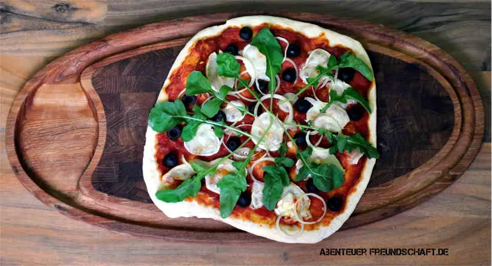 The perfect pizza with goat's cheese and ruccola