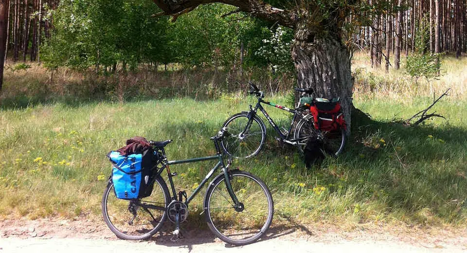 Combining sport and nature on a couple's venture on a bike tour