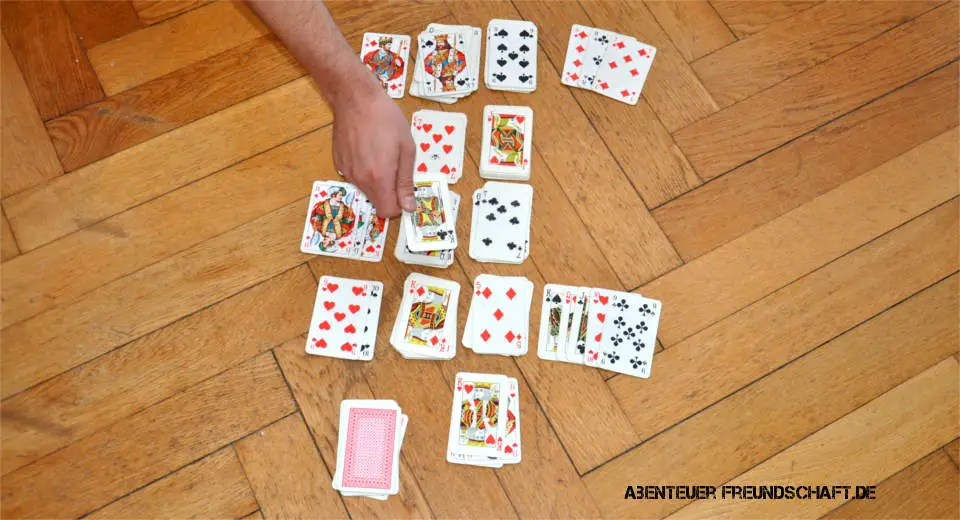 Bei Zank-Patience gewinnt der Spieler der als Erster die letzte Karte ablegt