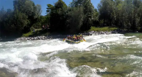 When Isar rafting with friends, you also ride rapids 