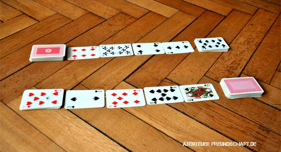 Zank-Patience ist ein Kartenspiel, bei dem zu Beginn jeder Mitspieler vier Karten vor sich auslegt