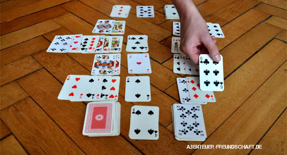 Beim Kartenspiel Zank-Patience legt man für die 8 Häuser immer abwechselnd eine rote und eine schwarze Karte
