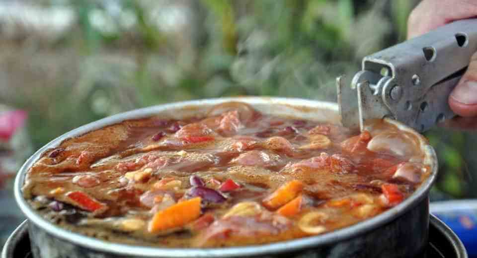 One of the classic camping recipes is chili con carne. With a few secret ingredients it becomes a delicacy. 