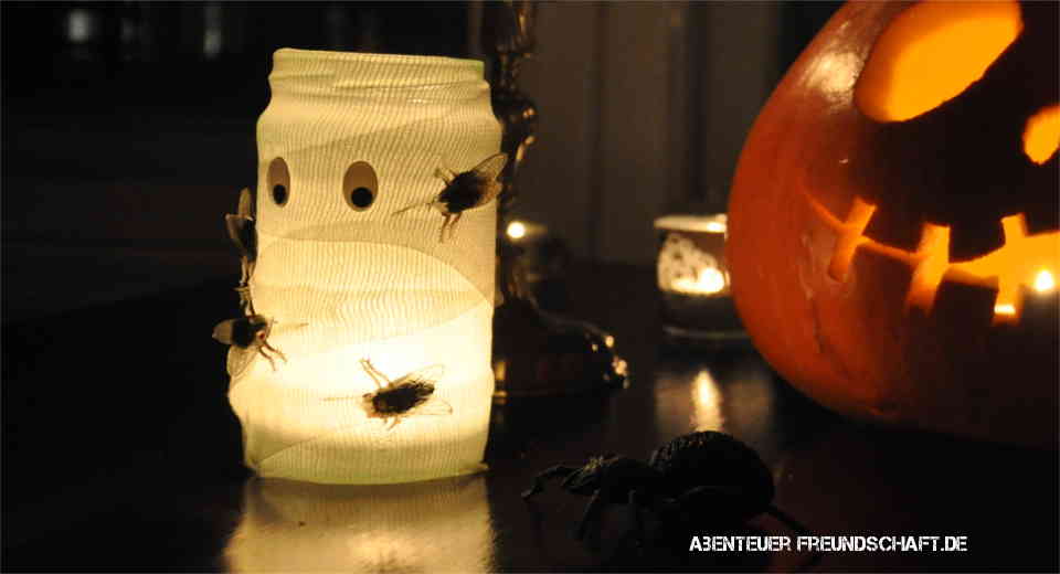 Ein Mumienwindlicht ist einfach zu basteln und sorgt für eine atmosphärische Halloween Dekoration
