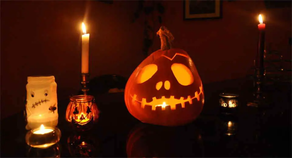 loween-Kürbis schnitzen und süße Mumienlichter als Halloween-Deko