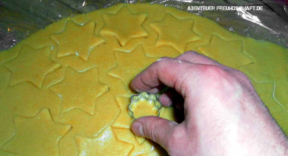 Christmas cookie recipes: cutting out pointed cookies