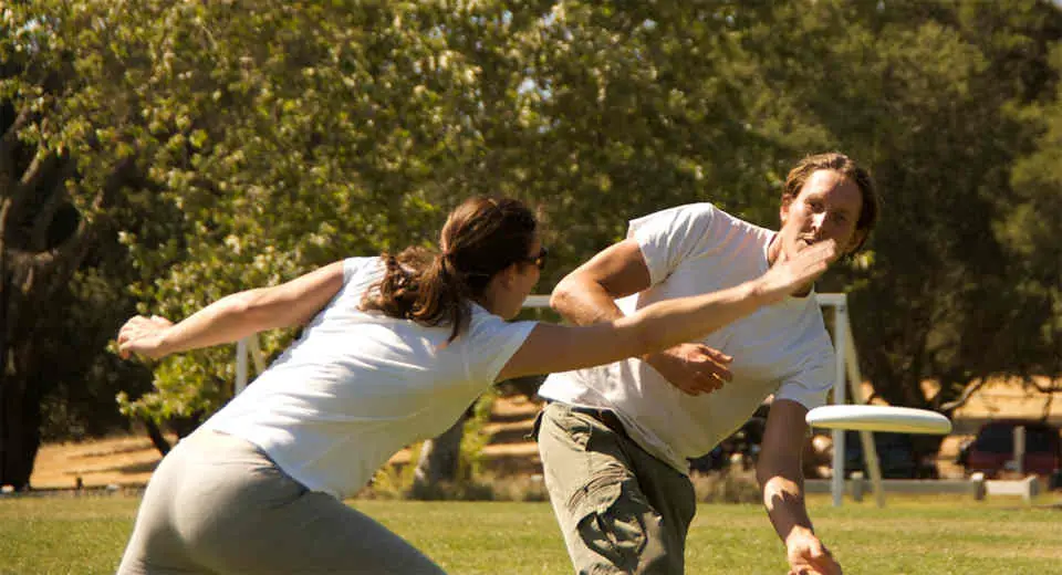 This is how to play Ultimate Frisbee by rules familiar from basketball and American football