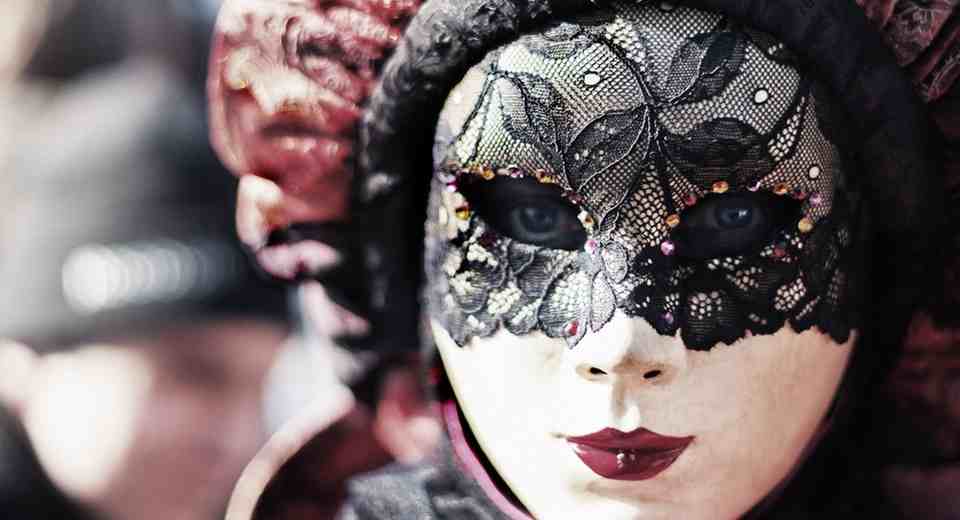 Eins der 10 besten Mottoparty-Themen für Erwachsene ist ein Venezianischer Maskenball