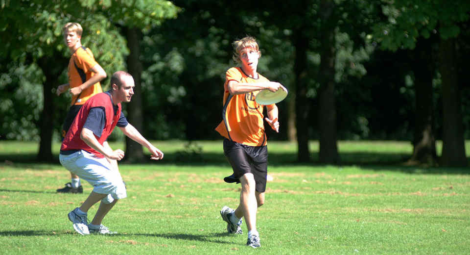 Ultimate Frisbee ist ein Wurfspiel und Teamsport, bei dem Fairness und Spaß im Vordergrund stehen