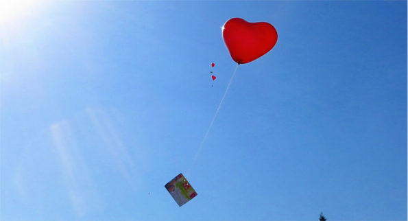Hochzeitsaktion nach der Trauzeremonie - Luftballons steigen lassen