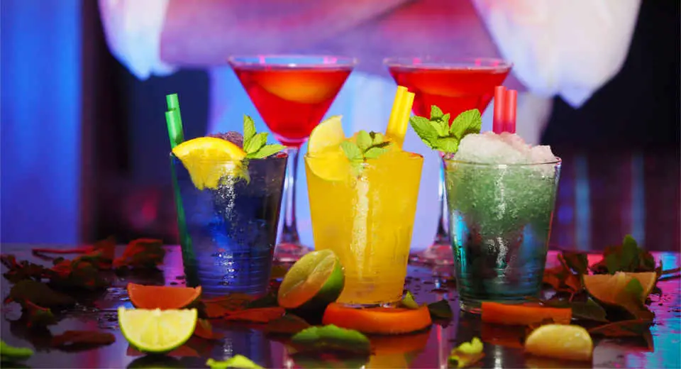 Sommerparty mit Cocktails und farbenfrohen Drinks