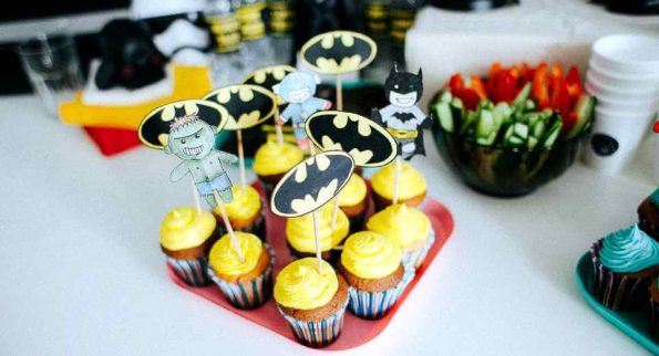 A superhero theme party combines cool costumes, awesome decorations and cultivated nerdiness. 