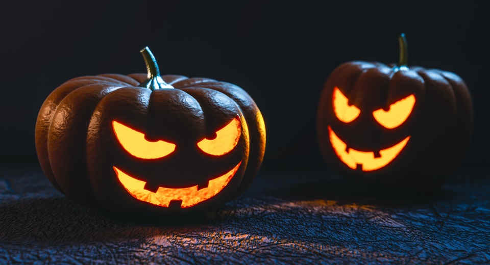 Halloween games for adults: pumpkin carving