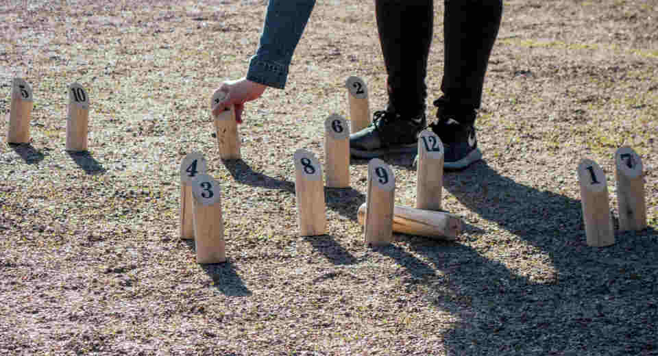 This is how to play the Mölkky game