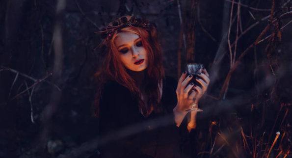 loween-Orakel gehören zu den ältesten Traditionen an Halloween, die schon die Kelten an Samhain pfleg