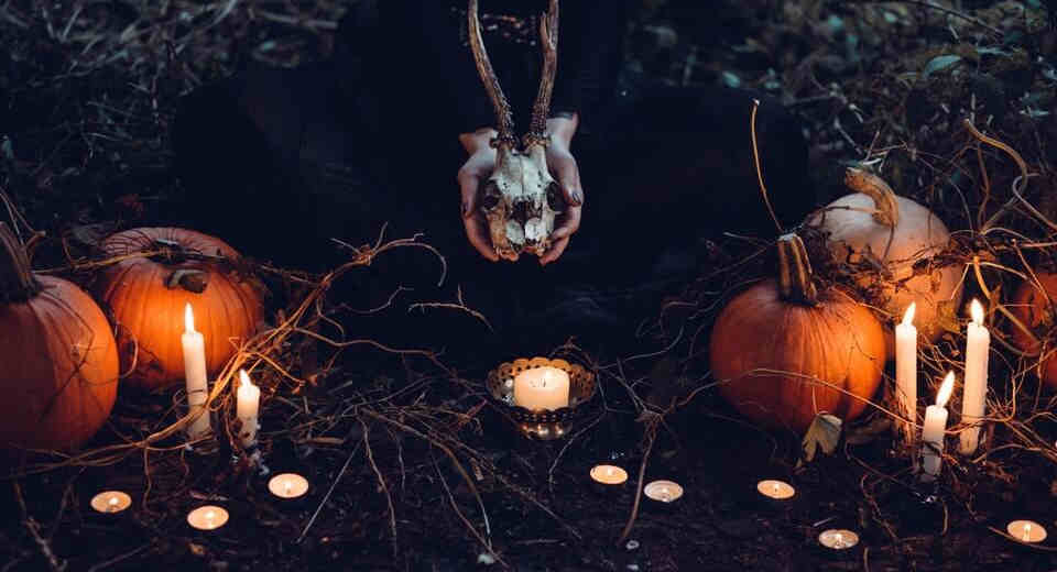 The Halloween oracle was already performed by the ancient Celts to predict the future.