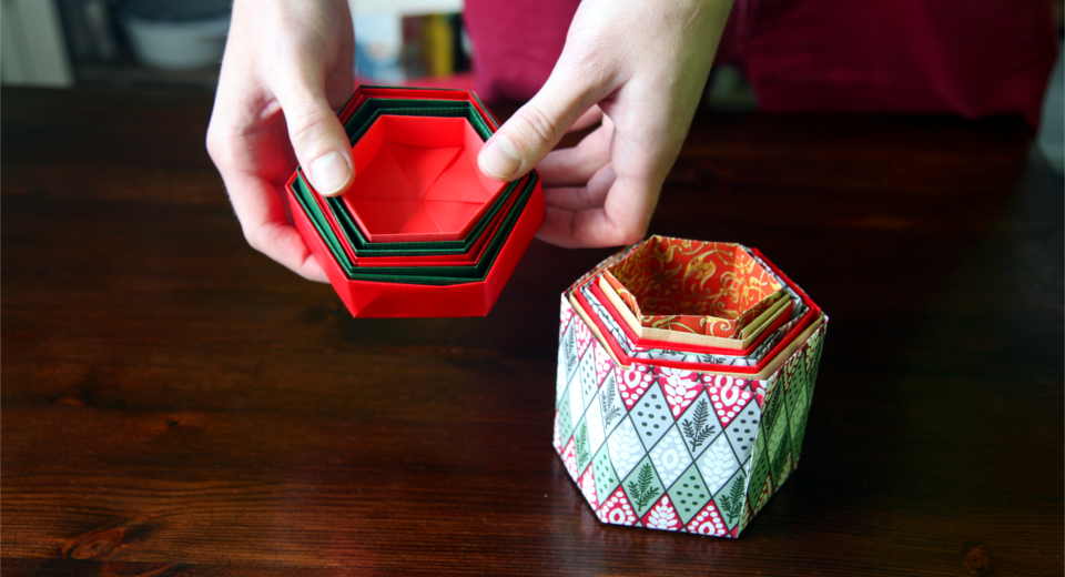 Adventskalenders elber machen aus Origami Schachteln, die man ineinander stapeln kann