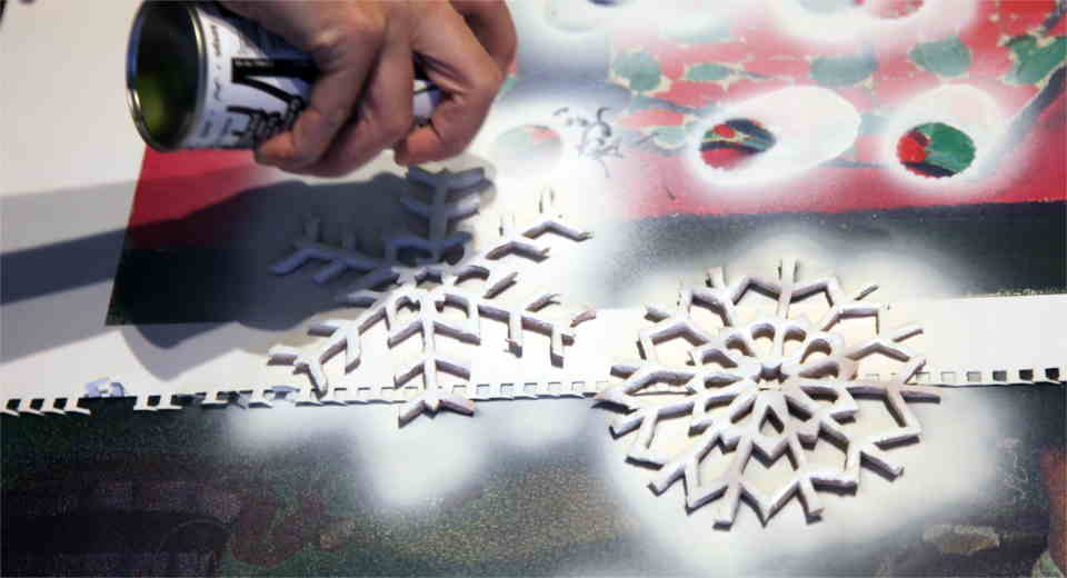 Make your own salt dough Christmas decorations and cover the snow stars with white varnish