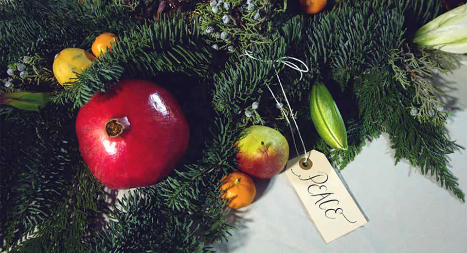 Weihnachtliche Tischdeko aus frischen Naturmaterialien und mit Früchten