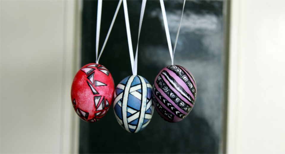 Easter eggs with tape method are a great Easter decorations DIY