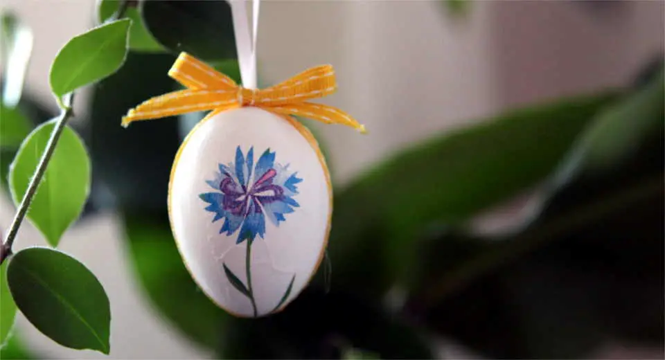 How to make decoupage Easter eggs with napkin technique and ribbons 