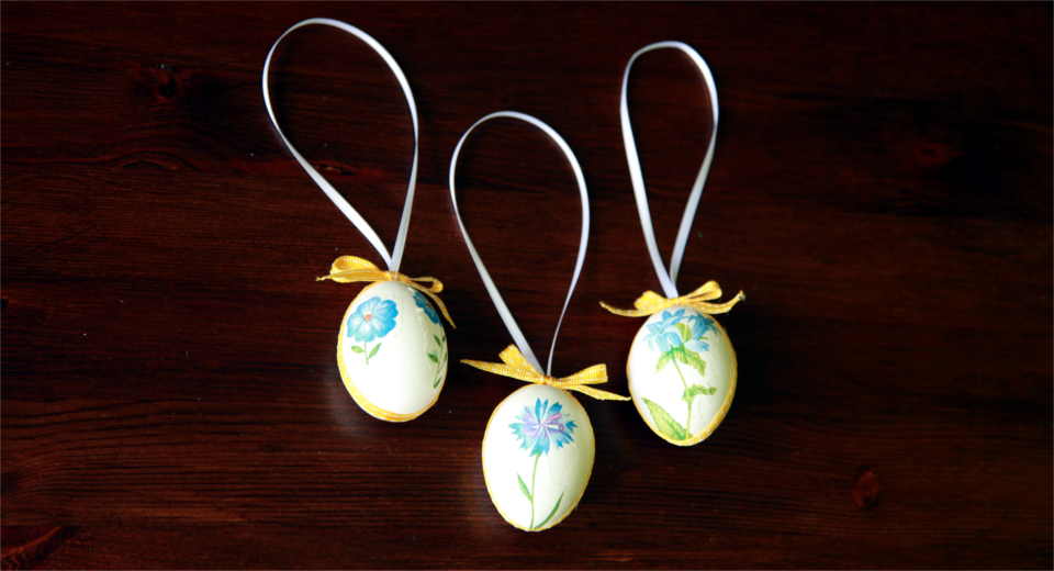 This is how to decoupage Easter eggs using the napkin technique