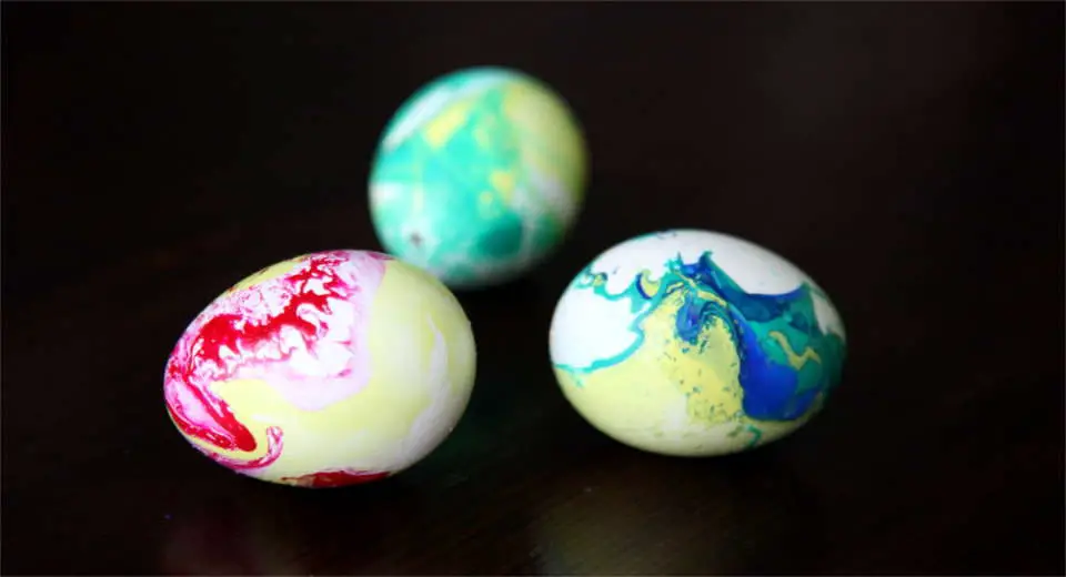 This is how to marble Easter eggs with nail polish in any number of colours 