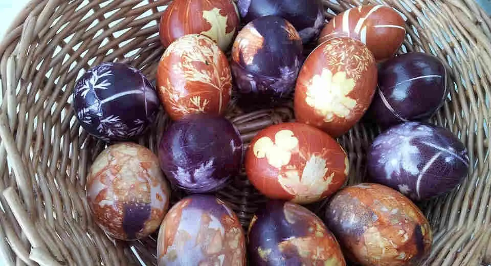 How to dye Easter eggs with patterns - it's easy with a variety of tricks 