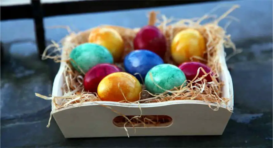 Dying Easter eggs naturally with foods like turmeric and beetroot 