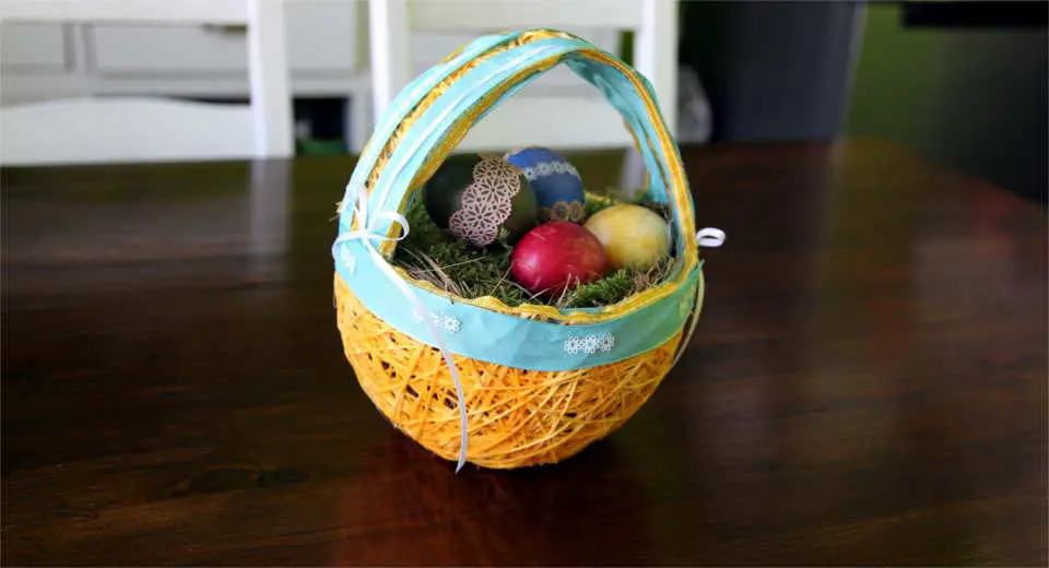 This is how to make a DIY Easter basket from yarn and cornflour 