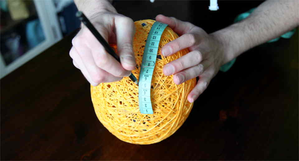 To make a DIY Easter basket you have to paint the cut-outs on the yarn egg
