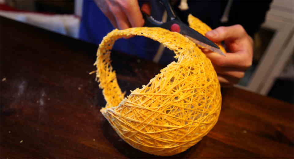 To make a DIY Easter basket from yarn, you need to cut out the outline