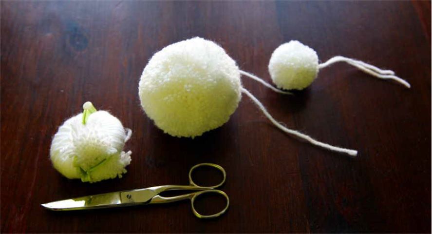 Make your own pompom Easter bunnies
