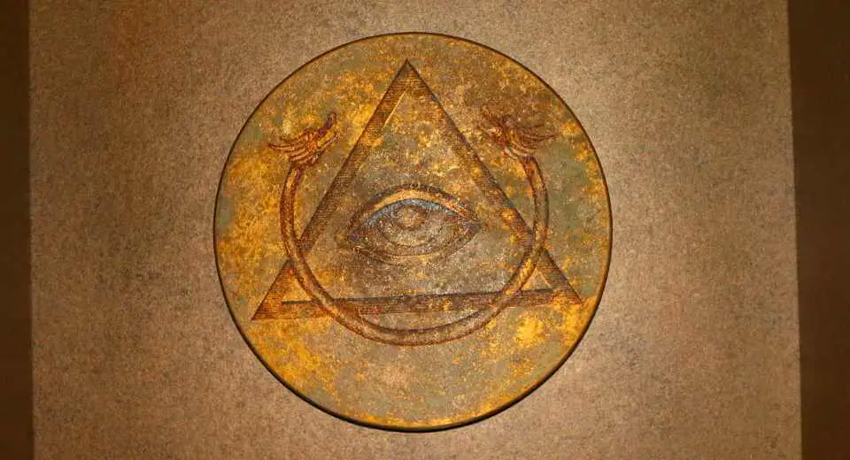 Jackpot at Illuminati Escape - clues are hiding everywhere the eye is on the pyramid.