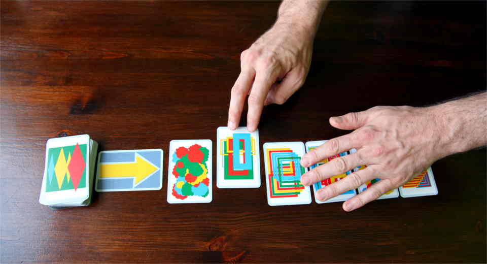 Beim Kartenspiel Illusion bringt man Karten in die richtige Reihenfolge nach ihrem prozentualen Farbanteil