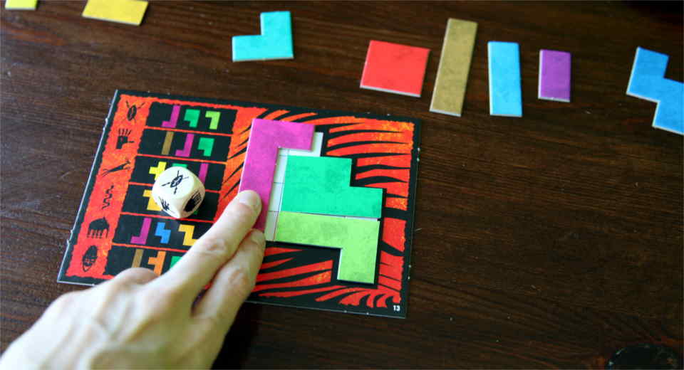 In the Ubongo board game there are tasks with 3 or 4 parts