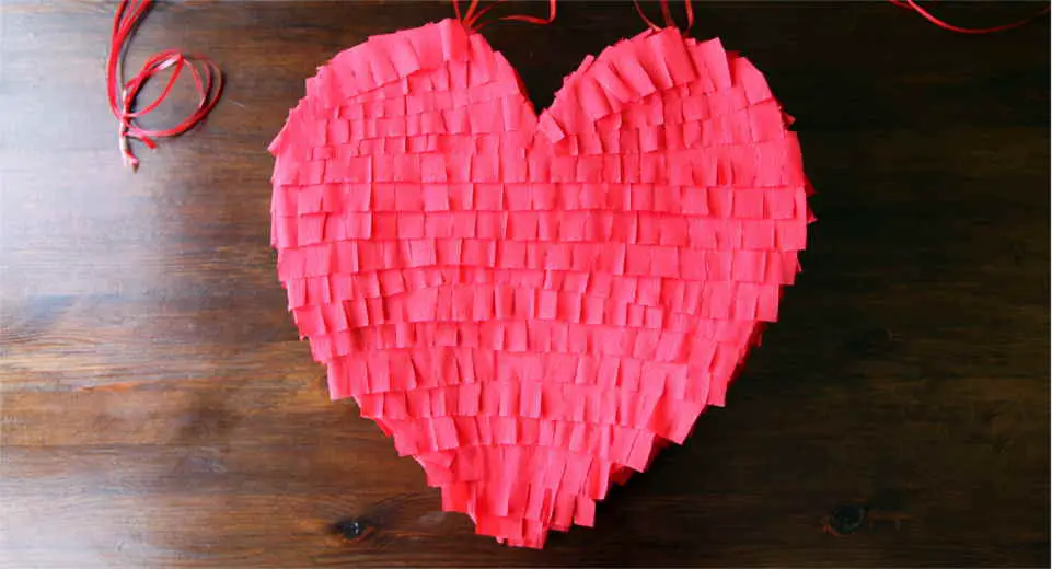 Making the heart piñata yourself takes about two days with drying time