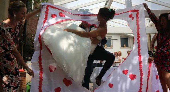 Ein Hochzeitsherz aus einem großen Tuch auszuschneiden ist eine beliebte Hochzeitseinlage