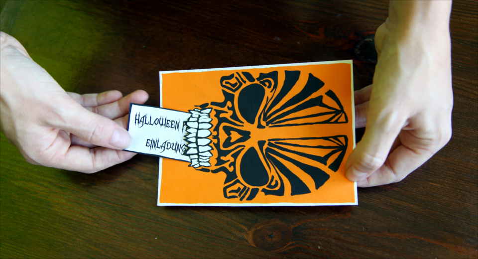 Diese Halloween Einladungskarten haben als besonderen Effekt eine Einstecktasche für den Text