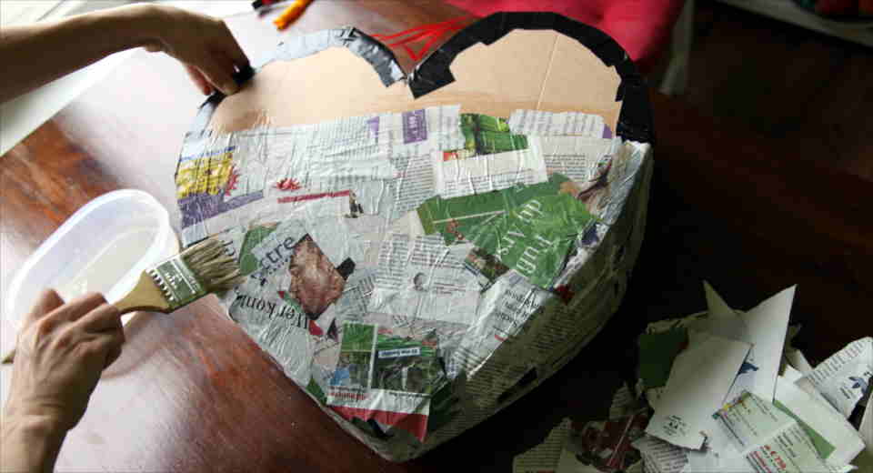 This i how to make a heart piñata from cardboard and papier-mâché
