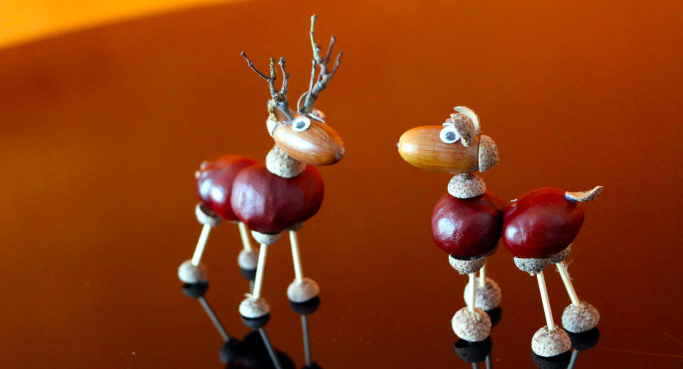 Chestnut animals like these deer can be made with chestnuts, acorns, branches and other natural materials.