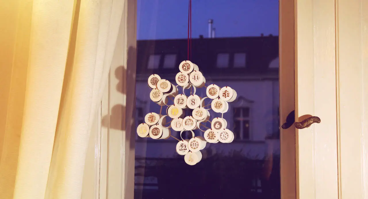 An toilet roll Advent calendar in the shape of a snowflake is not difficult to make 