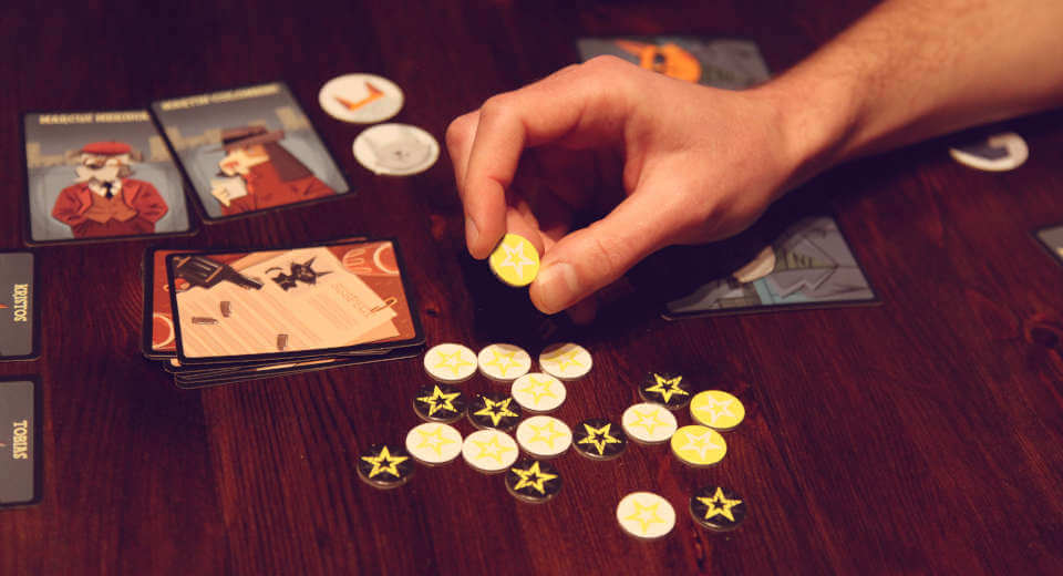 Familienspiel Checkpoint Charlie - Jemand nimmt einen goldenen Chip