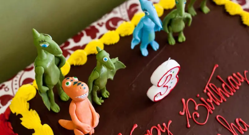 A dinosaur theme party is a nice theme for a children's birthday party 