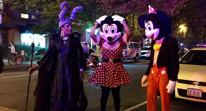 Disney-Party für Erwachsene - Mickey und Minnie Maus gehen mit der bösen Fee Malefiz feiern.